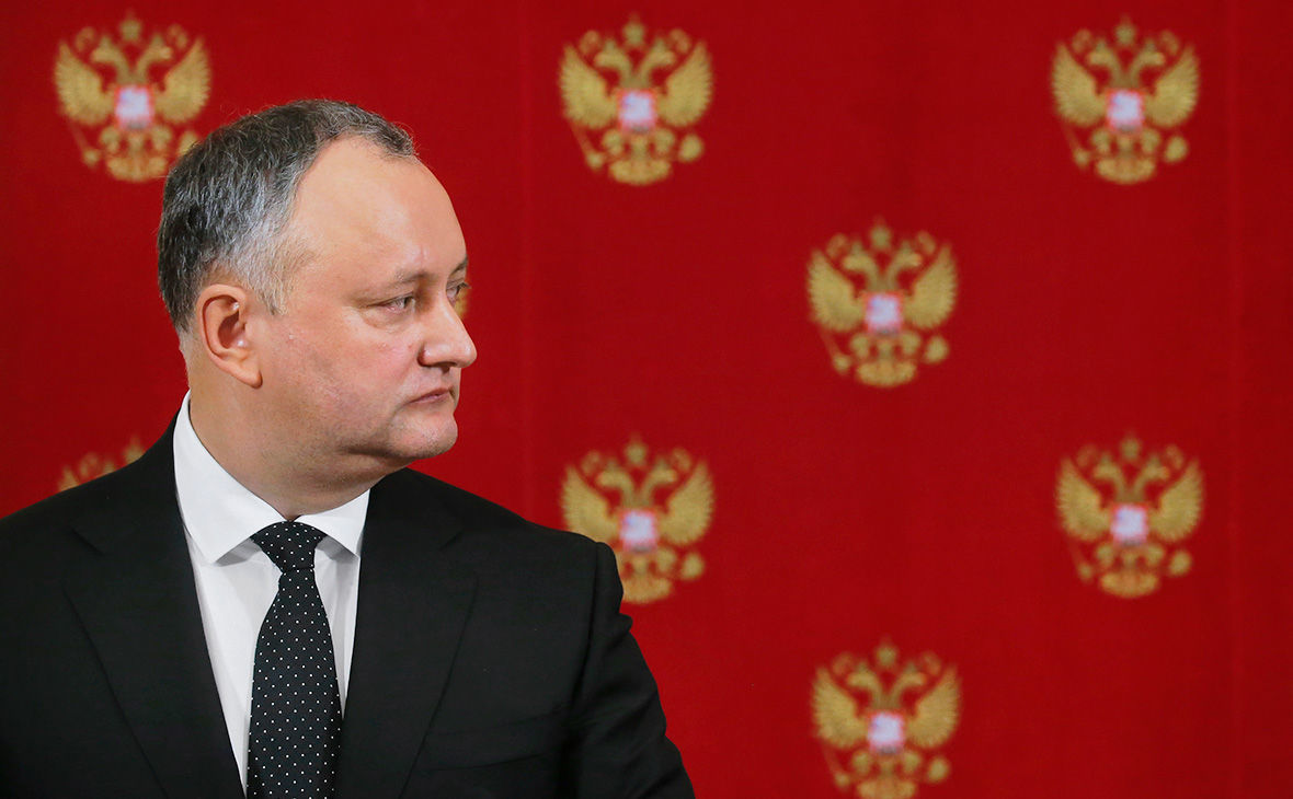 Украинский журналист Виталий Портников заявил, что Кремль превращает Додона в Медведчука.