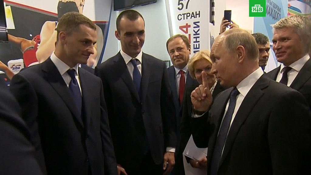 Путин рассказал о занятиях боксом: Мне на третьей тренировке нос сломали.