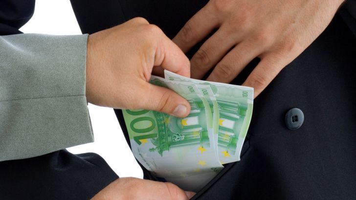 Un avocat din Donduşeni riscă să facă închisoare, fiind învinuit de trafic de influenţă.