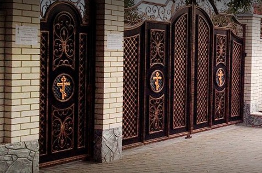 Подростки вскрыли замок часовни комратского женского монастыря.