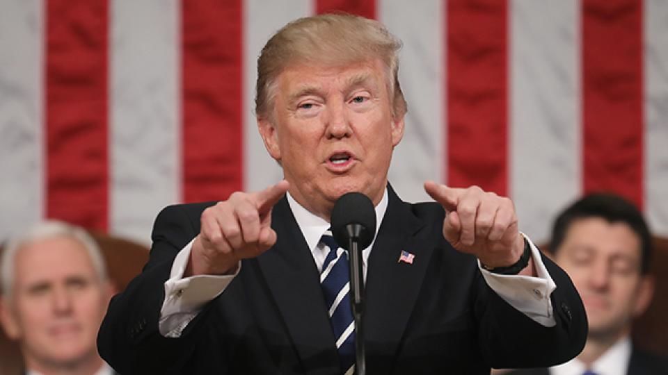 В Сенате США начались слушания по импичменту Трампу.