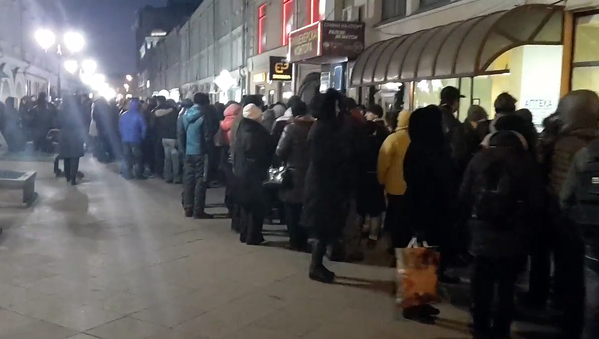 У молдавского консульства в Москве не уменьшается очередь.