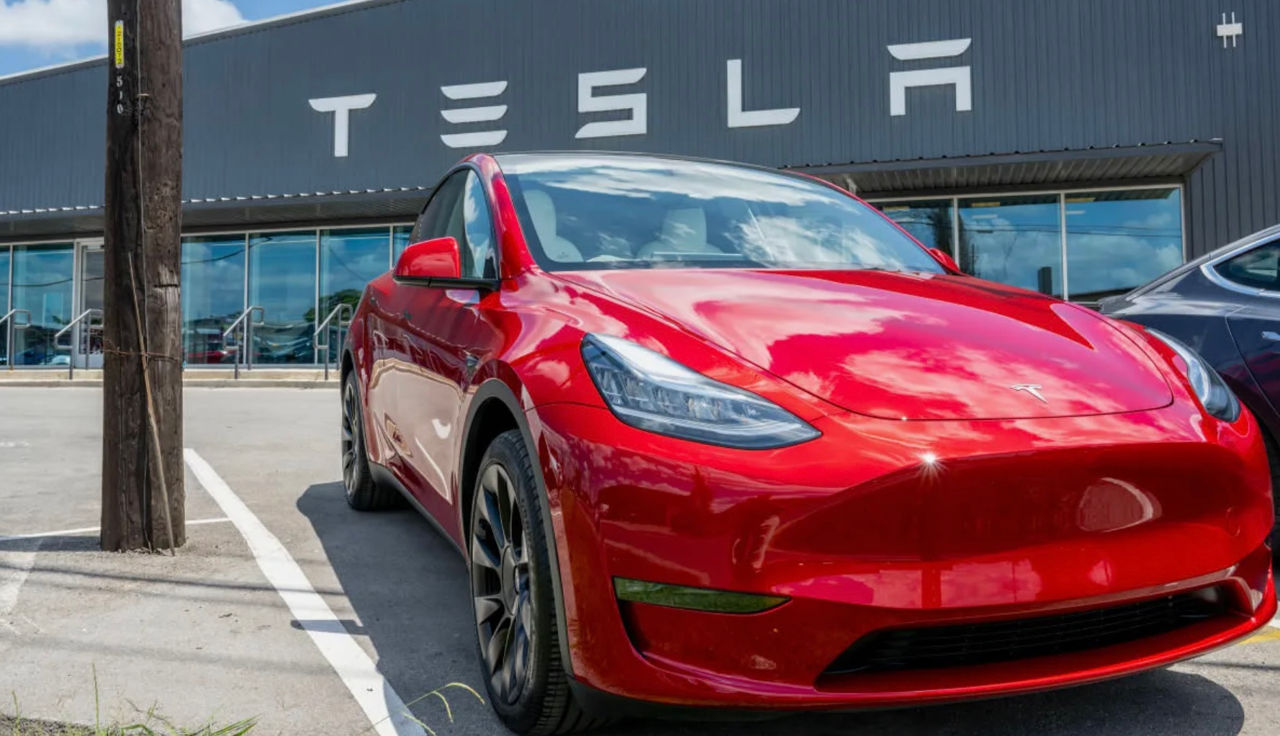 Продажи Tesla обвалились в Европе из-за китайской BYD.