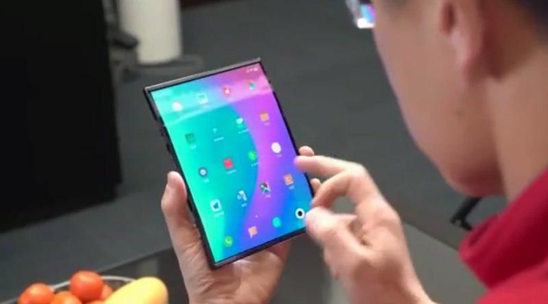 Генеральный директор Xiaomi Линь Бинь показал на видео складной смартфон с гибким экраном.