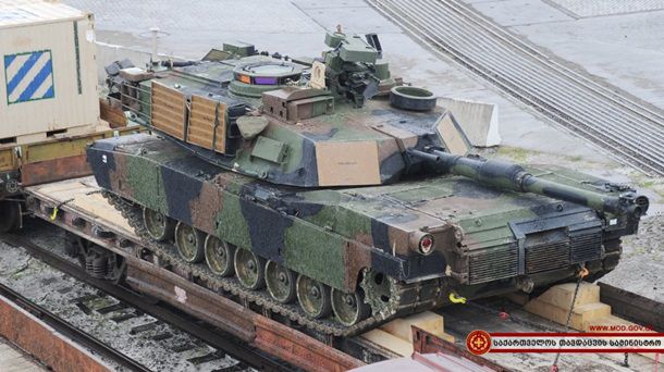 Танки Abrams и боевые машины Bradley напрвляются на полигон Вазиани.