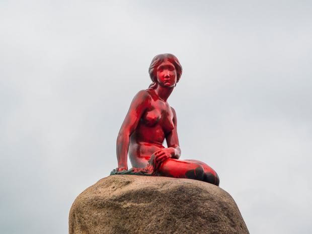 Mica Sirenă din Copenhaga s-a umplut de sânge. Ce s-a întâmplat cu monumentul. Foto:publika.md