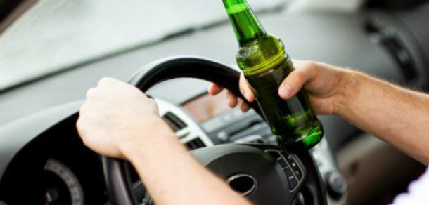 Un instructor auto din Drochia dădea lecții de șofat fiind beat criță. Foto: igp.gov.md