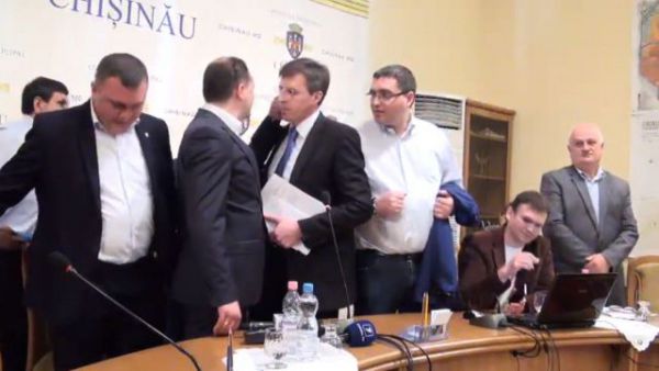 Consiliera muniipală din partea PL, Mariana Lungu, l-a numit pe consilierul socialist Ion Ceban „simplu purtător de cuvânt”. 