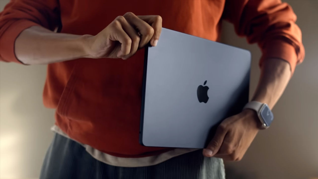 В отчете отмечается, что официальная презентация складного ноутбука Apple состоится в 2025 году.