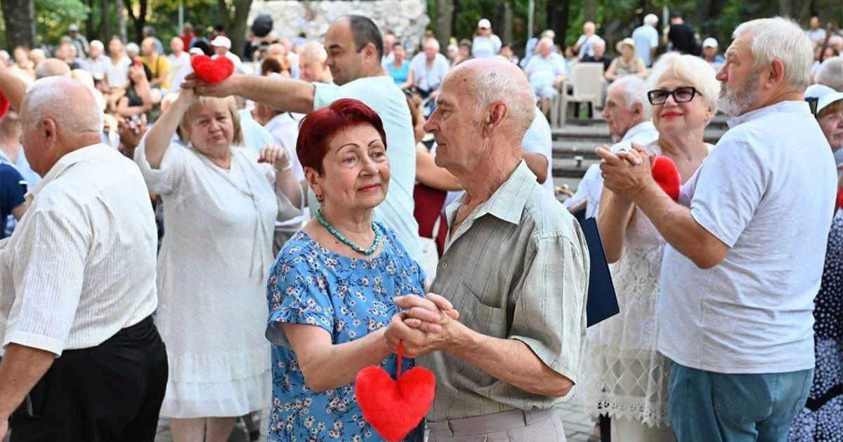 Cuplurile și persoanele longevive din Capitală au primit peste trei milioane de lei în acest an.