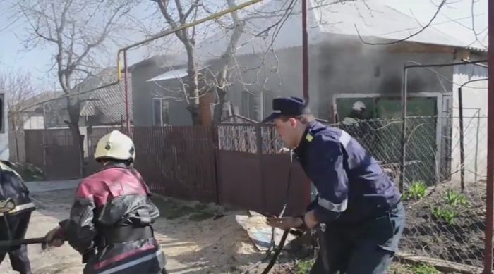 Pompierii au evacuat din garaj trei butelii de gaz propan-butan, excluzând astfel pericolul unei explozii.Foto: unimedia.info