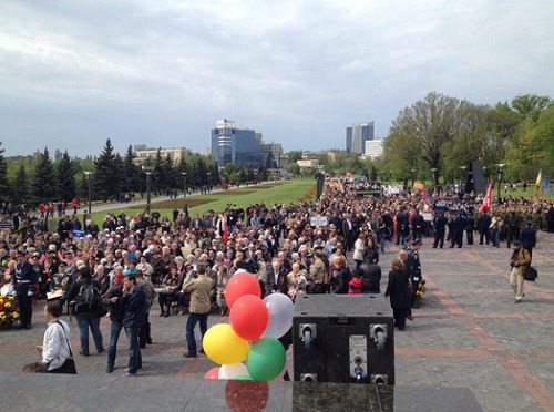 В Парке культуры и отдыха города Донецка начался митинг в честь Дня Победы.