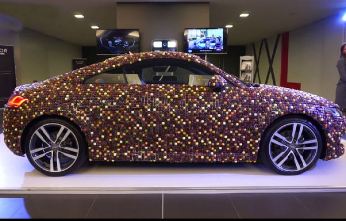 Recent au fost promovate un Mercedes CLS cu un milion de cristale Swarovski aplicate pe caroserie şi un Beetle acoperit de 10.000 de monede.