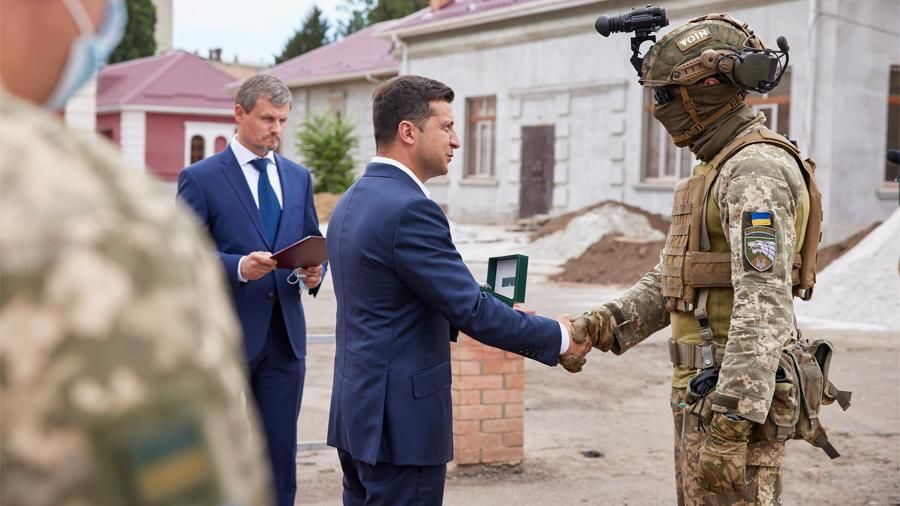 Некомпетентная политика Зеленского и его команды ведет страну к новому Майдану, считает Бессмертный.