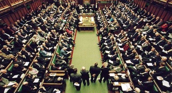 Deputaţii britanici pot să renunţe la cravată. 