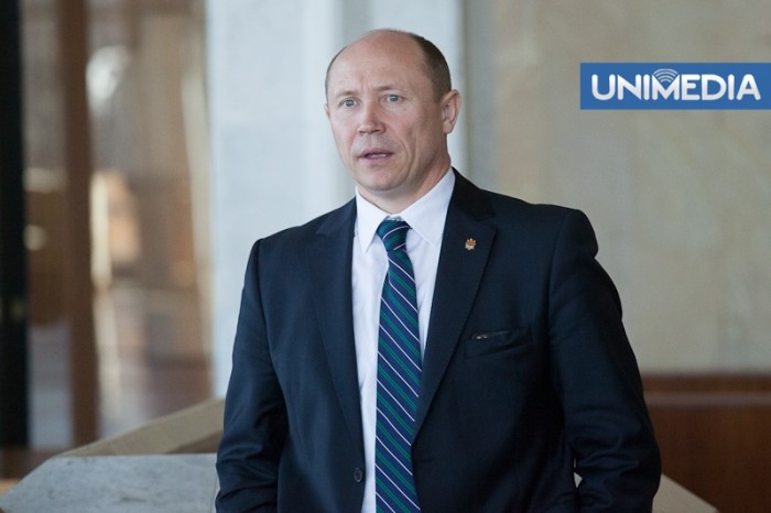 Valeriu Streleț, a încercat să combată argumentul liderului comuniștilor precum că partidele din coaliție se țin de funcții și putere pentru „a suge în continuare din treuca puterii”.