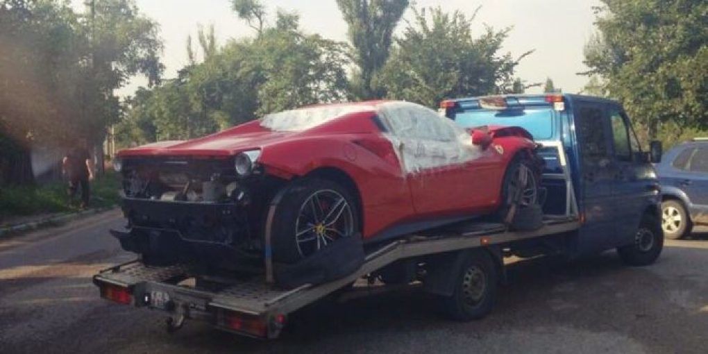 O bijuterie de Ferrari, șifonată, surprinsă pe străzile din Chișinău