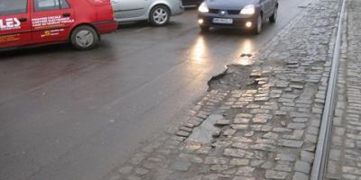 Conducătorii auto sunt îndemnaţi să sesizeze autorităţile atunci când observă găuri care s-au format în carosabil după sezonul rece.