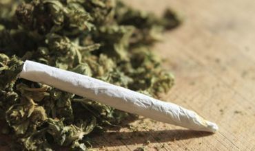 Doi indivizi, prinși de polițiști consumând substanțe narcotice în curtea unui bloc de locuit. 