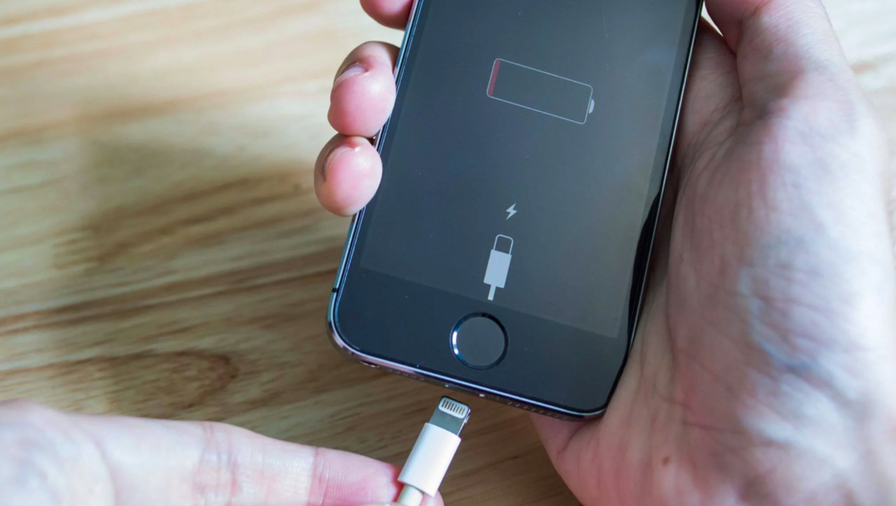 На Apple подали в суд из-за зарядки для iPhone.