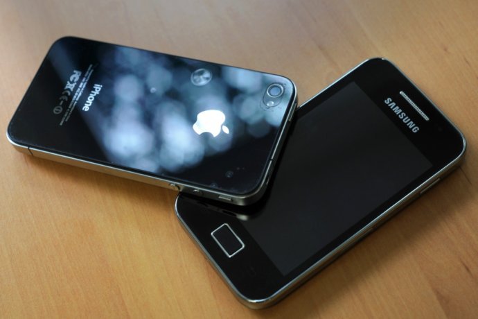 Samsung и Apple уже около двух лет ведут судебные разбирательства сразу в нескольких странах. Фото: vsobytijah.ru