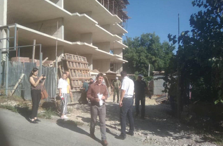 Власти начали освобождать незаконно занятую территорию на ул. Е. Кока.