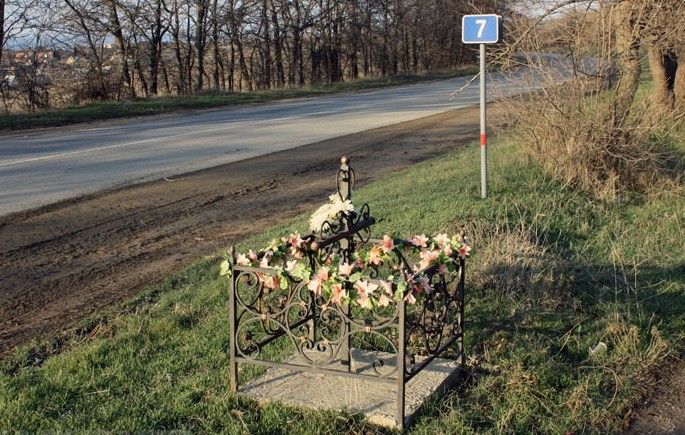 На сегодняшний день опасные участки дорог отмечены специальными знаками - красным треугольником с черной точкой внутри.