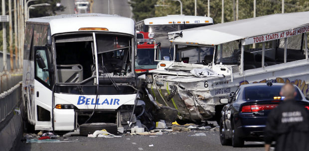 Două autobuze, dintre care unul un vehicul amfibie pentru turişti, au intrat în coliziune joi, pe Podul Aurra din Seattle, în statul Washington.