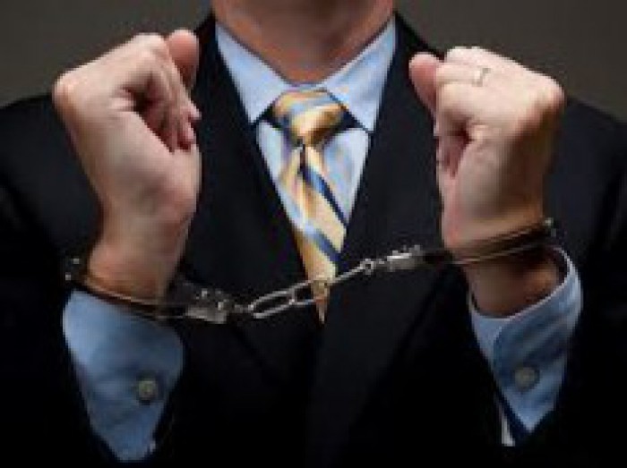 Vigilența angajaților penitenciari a fost pusă la încercare și în cazul unui avocat din Capitală, care a fost reținut de oamenii legii, după ce a fost prins cu un pacheţel cu substanţă suspectă.