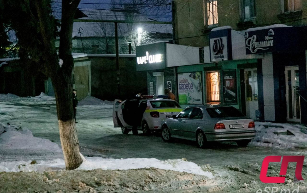 Приехавшие полицейские на нашли в пакете ничего опасного. Это была пустая пачка из-под сигарет, обмотанная скотчем.