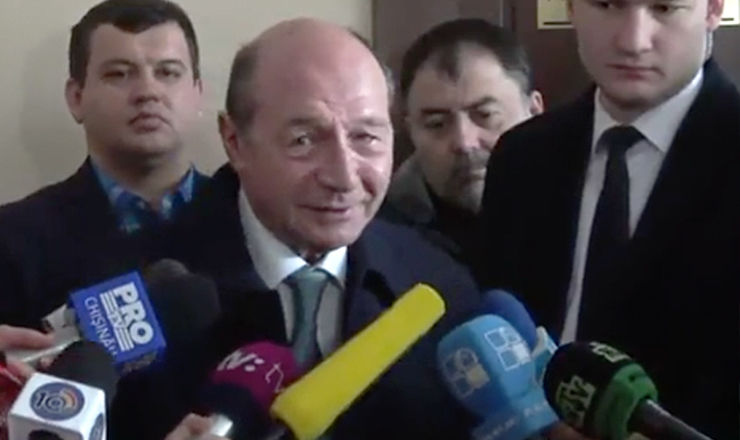 "Я перееду так же, как должны были переехать в Румынию 700 000 граждан РМ, чтобы получить гражданство", - заявил Бэсеску.