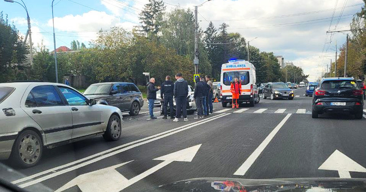 O şoferiţă de 44 de ani a ajuns la spital, în urma unui accident din Capitală.