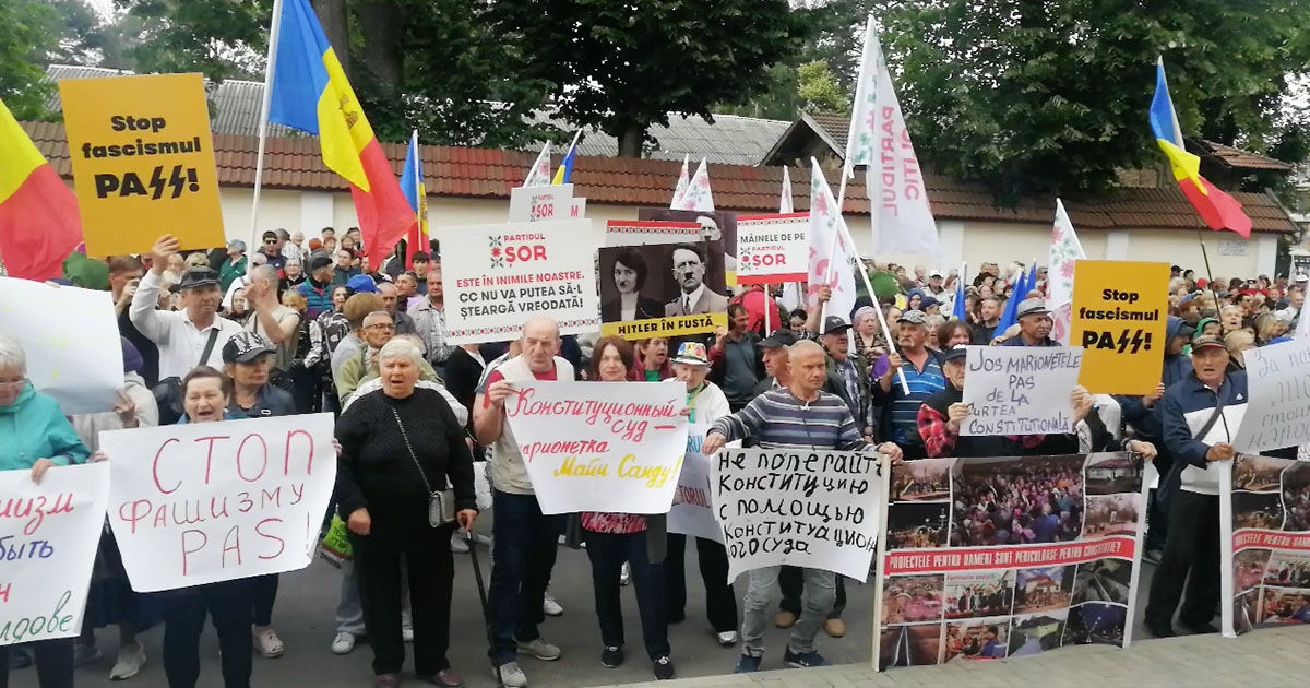 Сторонники "Шор" протестуют перед зданием КС.