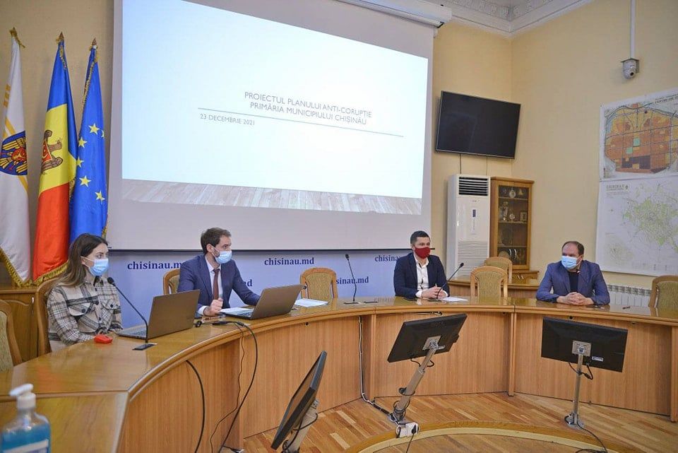 В столице прошел раунд публичных обсуждений проекта местного Плана по борьбе с коррупцией на 2022-2025 годы.