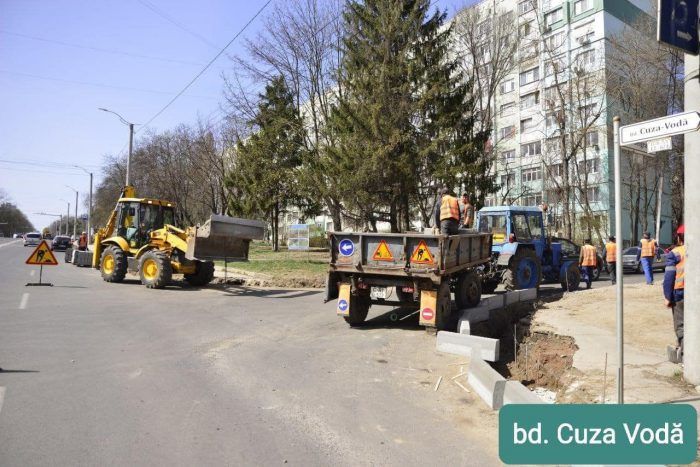 В Кишиневе проводят капитальный ремонт бульвара Куза-Водэ в секторе Ботаника.