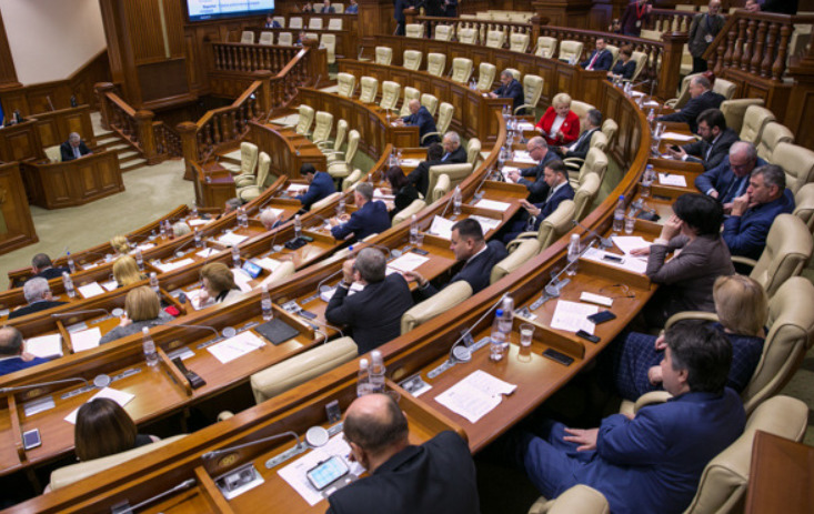 В 2018 году дебаты в парламенте продолжались более 200 часов.