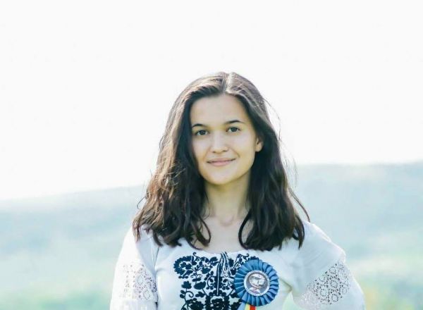 O studentă care a refuzat diploma de la Dodon, sunată de o femeie de la PSRM