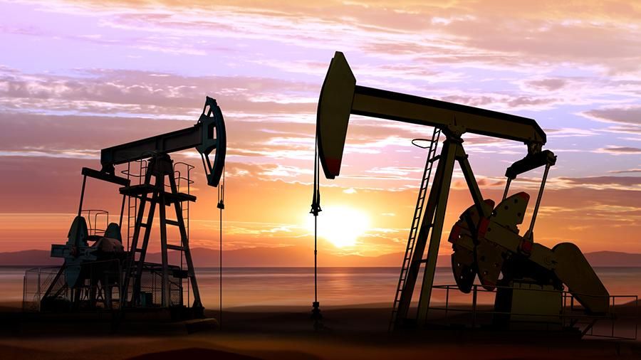 Обвал нефтяных котировок повлек за собой ослабление рубля.