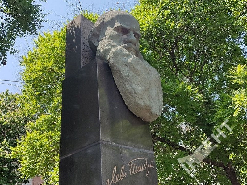 Памятник Толстому в Одессе убирают с площади Толстого.