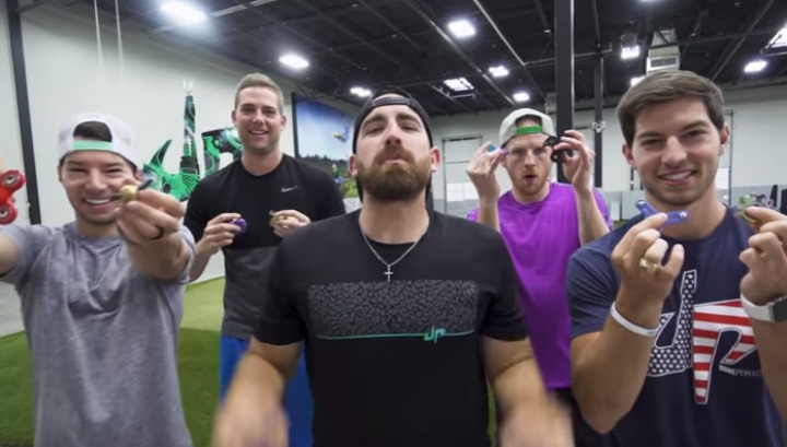 Băieţii de la "Dude Perfect" au spart sticle şi au jucat bowling . 