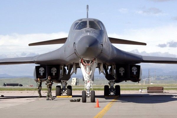 США перебросили в Европу еще один стратегический бомбардировщик.