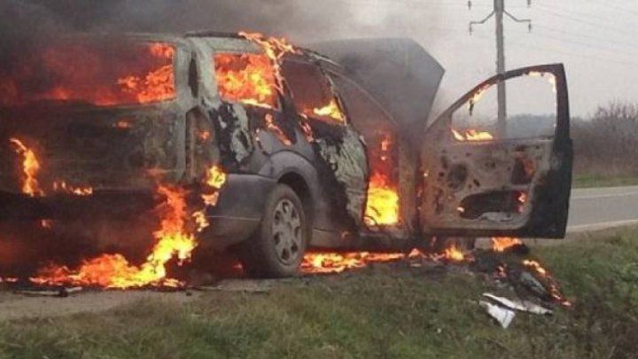 O mașina a luat foc din mers: Pasagerii au scăpat ca prin minune