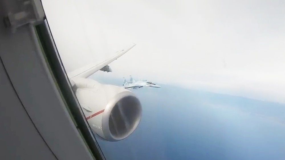 Опубликовано видео перехвата самолета ВМС США российскими Су-35.