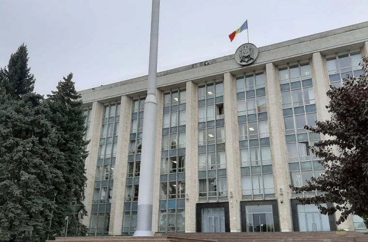 Тысячи должностей в госучреждениях останутся вакантными в 2023 году.