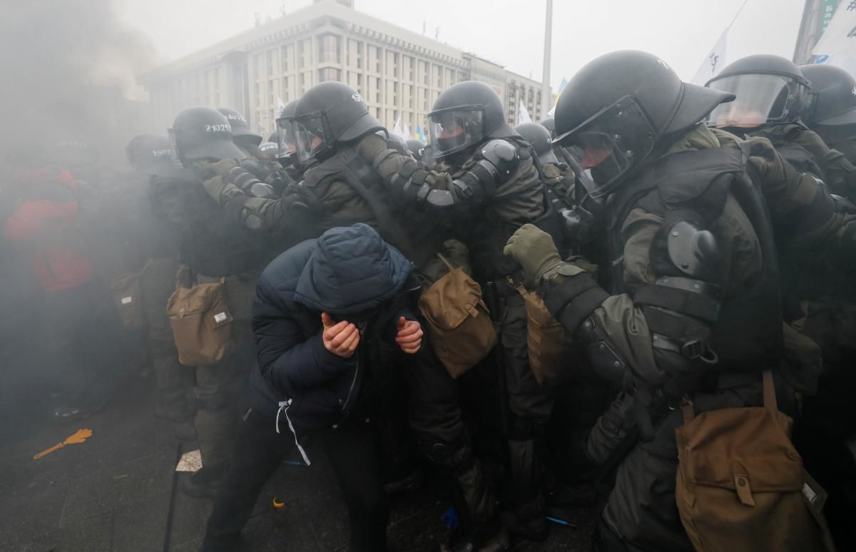 В Киеве во время протеста предпринимателей начали взрывать шумовые гранаты.