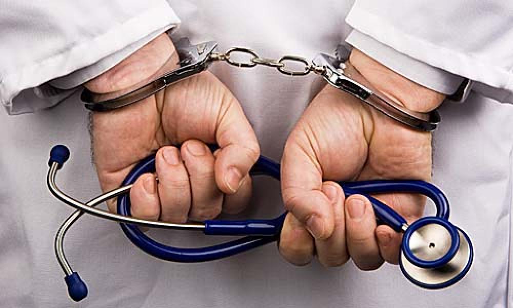 Сотрудники Бельцкого инспектората полиции задержали врачей с поличным во время получения 600 леев.  Фото: knews.kg