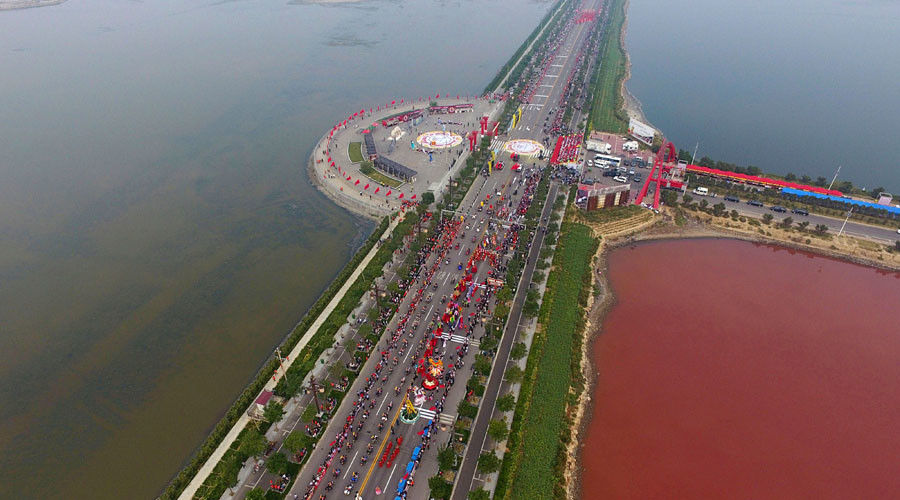 Apa lacului Qinghai din China a devenit, pe jumătate, roz. Foto: captura video
