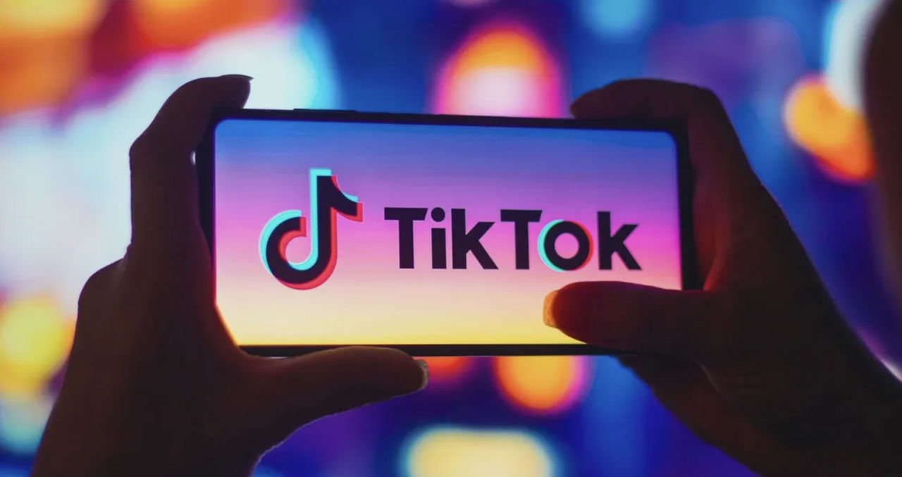 TikTok урегулировал иск о формировании зависимости от соцсетей.