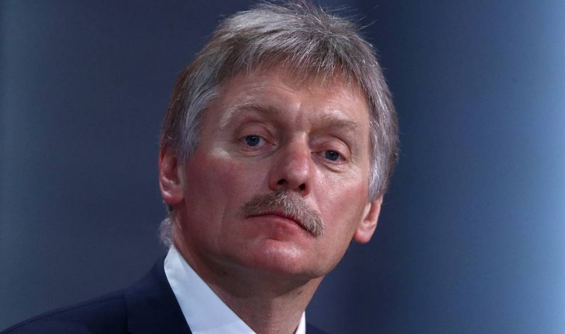 Песков призвал россиян, находящихся в западных странах, быть начеку.