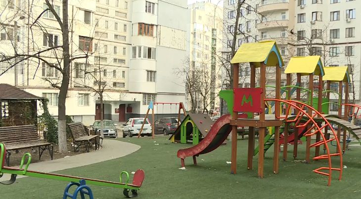 В Кишинёве не могут договориться об уборке детской площадки возле дома.